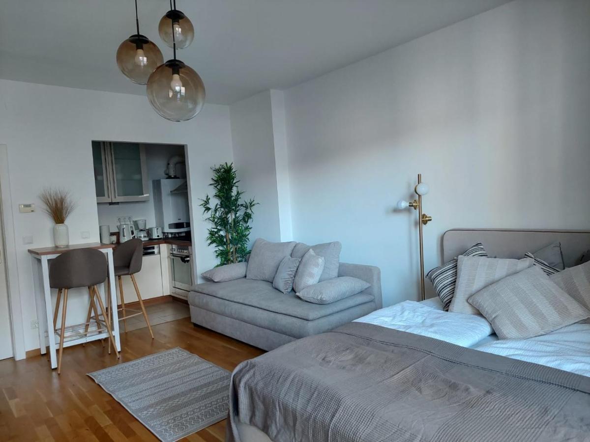 Balcony Apartment, 5 Min Walk To First District Wenen Buitenkant foto