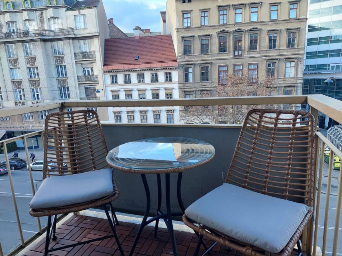 Balcony Apartment, 5 Min Walk To First District Wenen Buitenkant foto